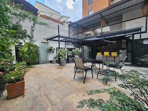 Outdoor dining - HotelBoutique AltoLujo/Gardens/Sauna/Jacuzzi/Coworking Estadio Nomadas 8Habitac (Medellín)