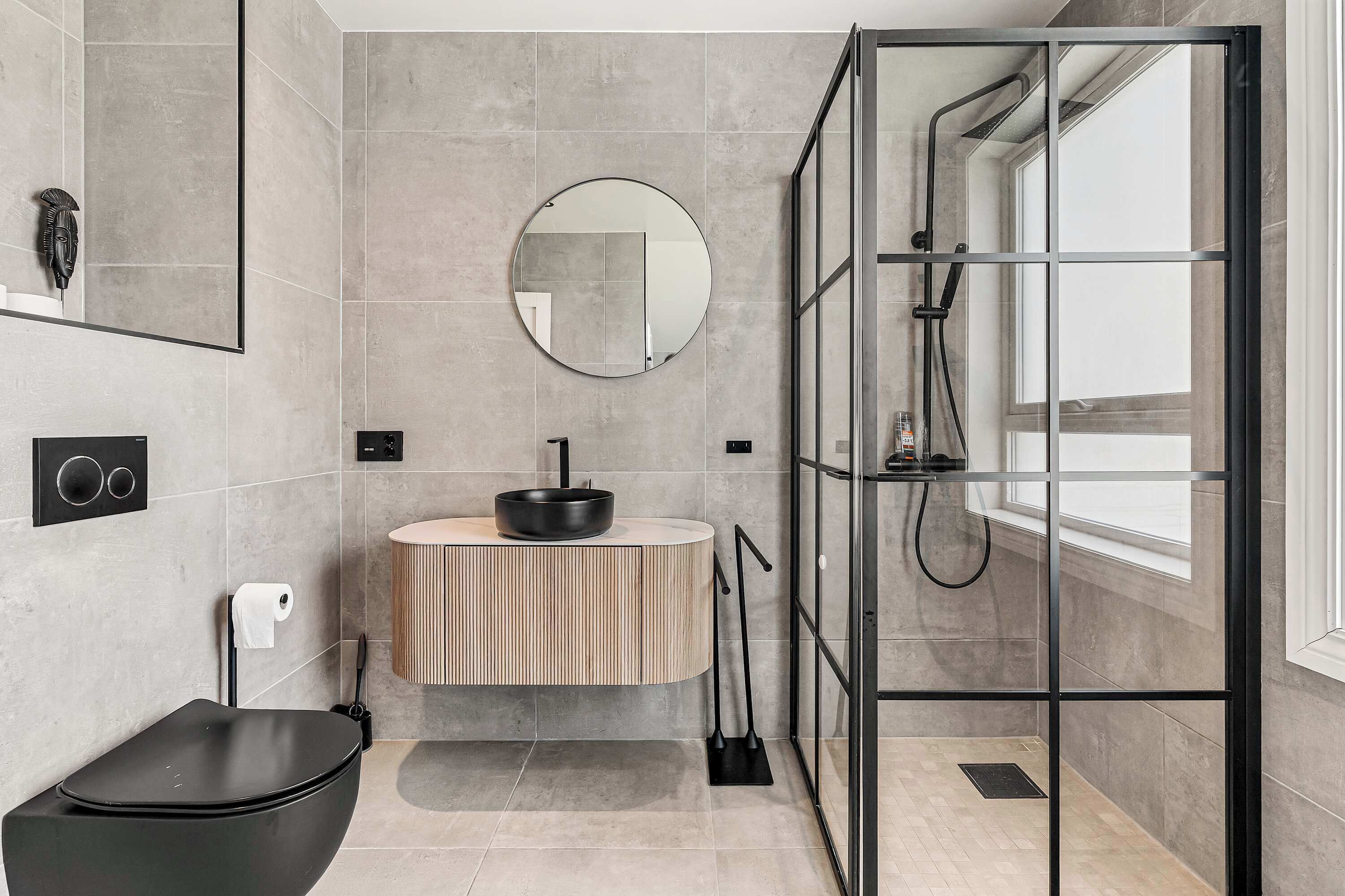 Shower, hair dryer, towels, shampoo