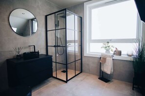 Dusj, hårføner, håndklær og sjampo