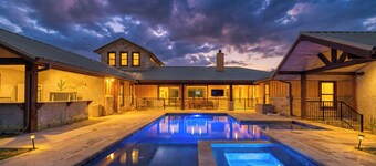 Golfers paradise minutes away from the Frio River!