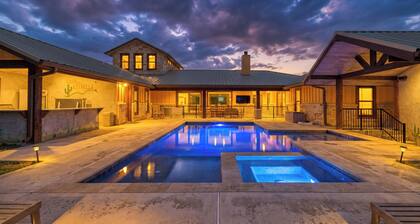 Golfers paradise minutes away from the Frio River!