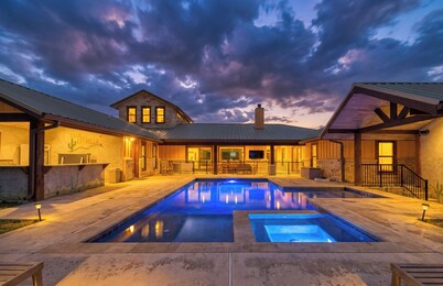 Golfers paradise minutes away from the Frio River!