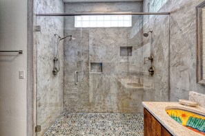 Shower, towels - Golfers paradise minutes away from the Frio River! (Concan)