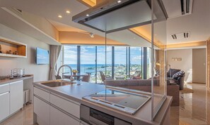 Private kitchen - Onna Oceanview Suites (Onna)