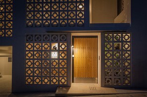 Exterior detail - Onna Oceanview Suites (Onna)