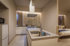 Private kitchen - Onna Oceanview Suites (Onna)