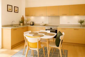 Private kitchen - Chic 2BR in Shoreditch Prime Location (London)