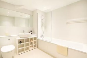 Bathroom - Chic 2BR in Shoreditch Prime Location (London)