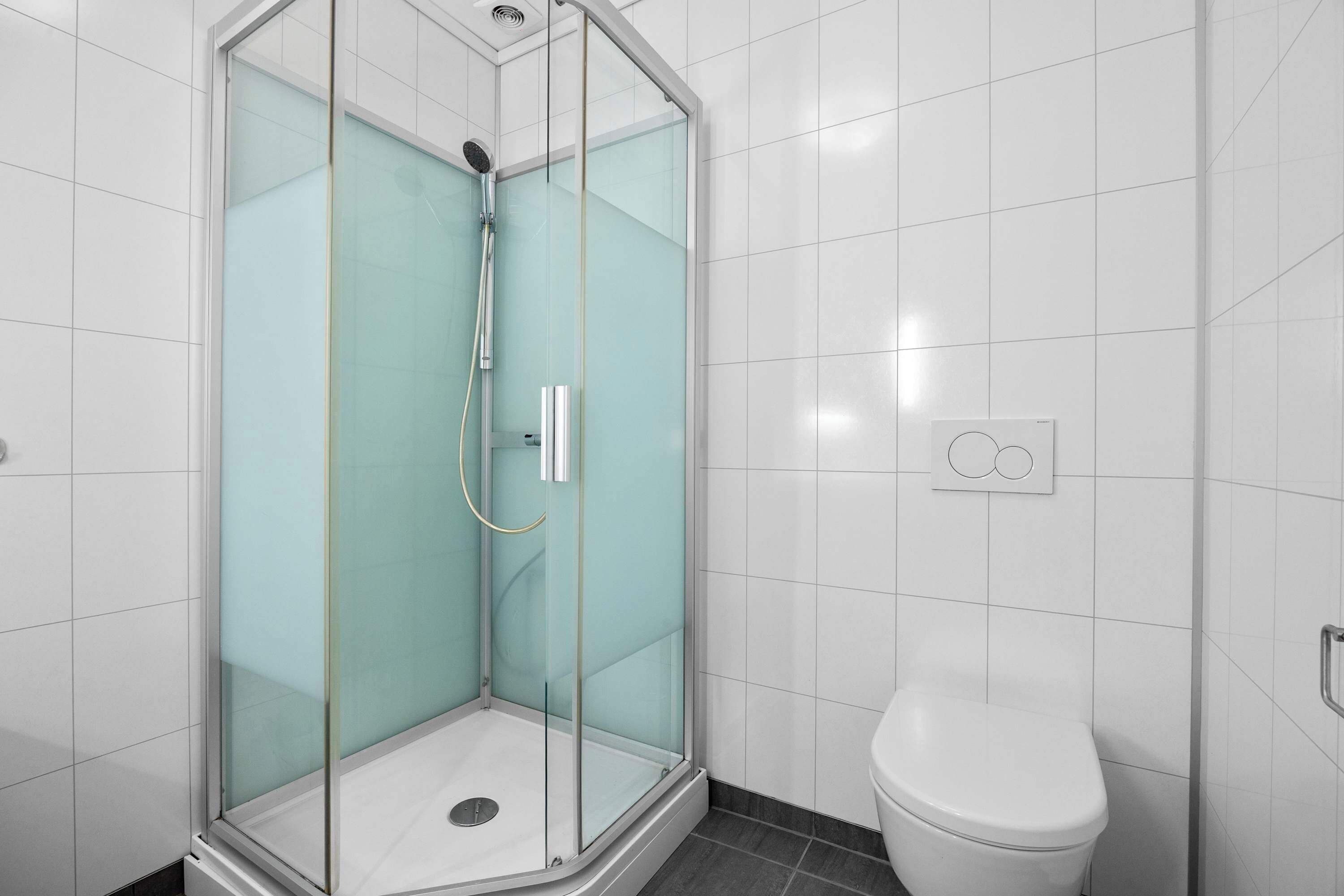 Douche, sèche-cheveux, serviettes fournies, shampoing