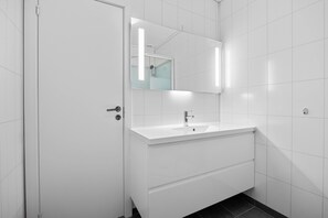 Shower, hair dryer, towels, shampoo - Large 4BR in quiet Nygaard JB6 (Bergen)
