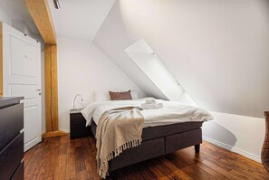 Escritorio, tabla de planchar con plancha, wifi y ropa de cama 