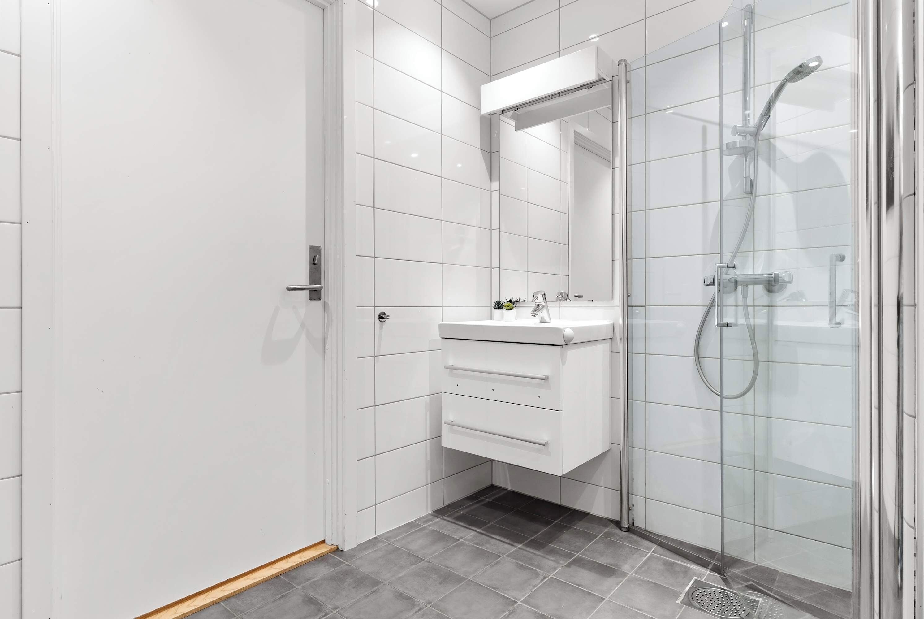 Shower, hair dryer, towels, shampoo