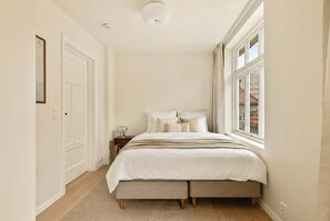 Tabla de planchar con plancha, wifi, ropa de cama