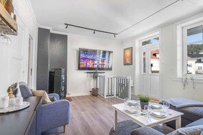 TV, fireplace, offices - Spacious Bergen Apartment with Terrace & Parking (Bergen)