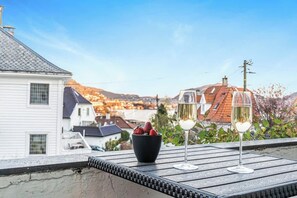 Outdoor dining - Spacious Bergen Apartment with Terrace & Parking (Bergen)