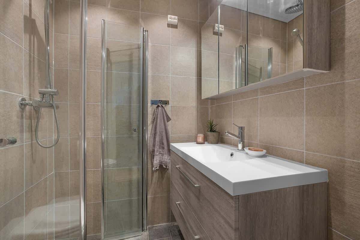 Douche, sèche-cheveux, serviettes fournies, shampoing