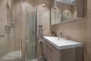 Dusche, Haartrockner, Handtücher, Shampoo