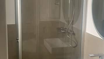 Apartemen Deluks | Kamar mandi | Shower, pengering rambut, handuk, dan sabun