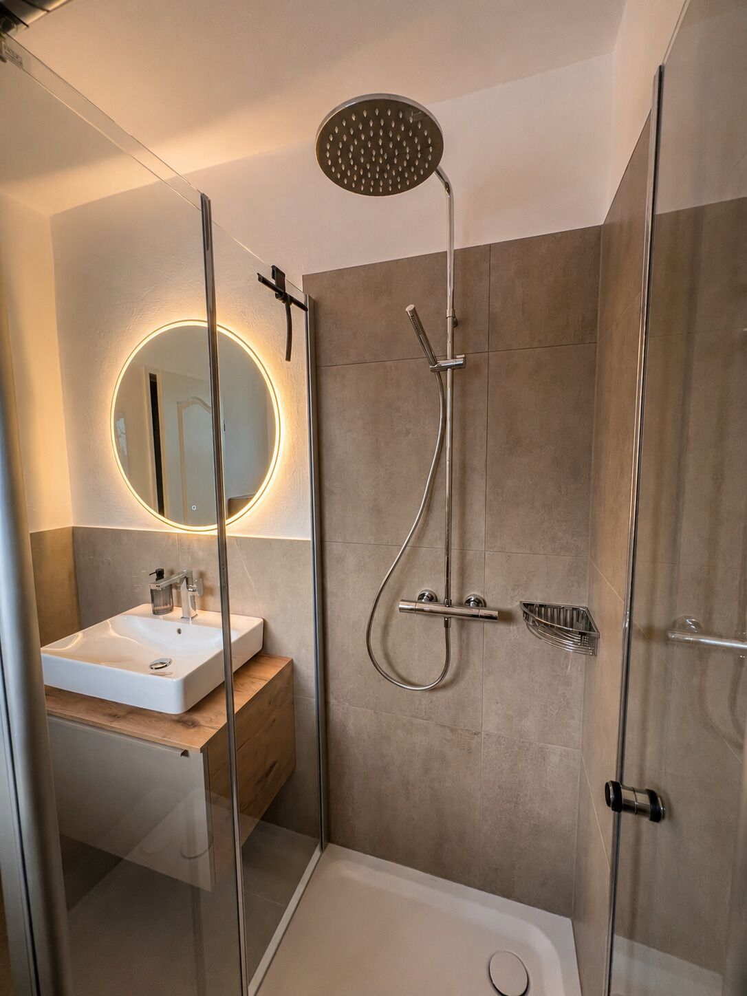 Deluxe-Apartment | Badezimmer | Dusche, Regendusche, Haartrockner, Handtücher
