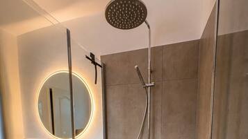 Deluxe-Apartment | Badezimmer | Dusche, Regendusche, Haartrockner, Handtücher