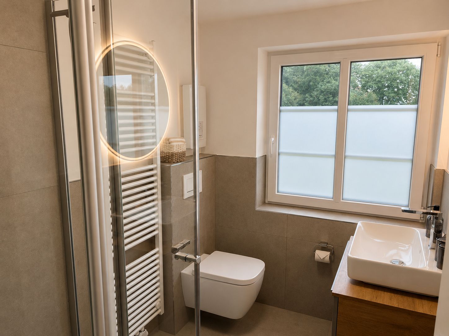 Ein modernes Badezimmer mit Duschkabine aus Glas, Toilette, Waschbecken mit Spiegel und einem Fenster mit Ausblick.