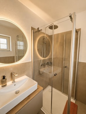 Deluxe Apartment | Bathroom | Shower, hair dryer, towels, soap