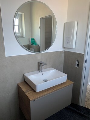Appartamento Deluxe | Bagno | Doccia, asciugacapelli, asciugamani, sapone