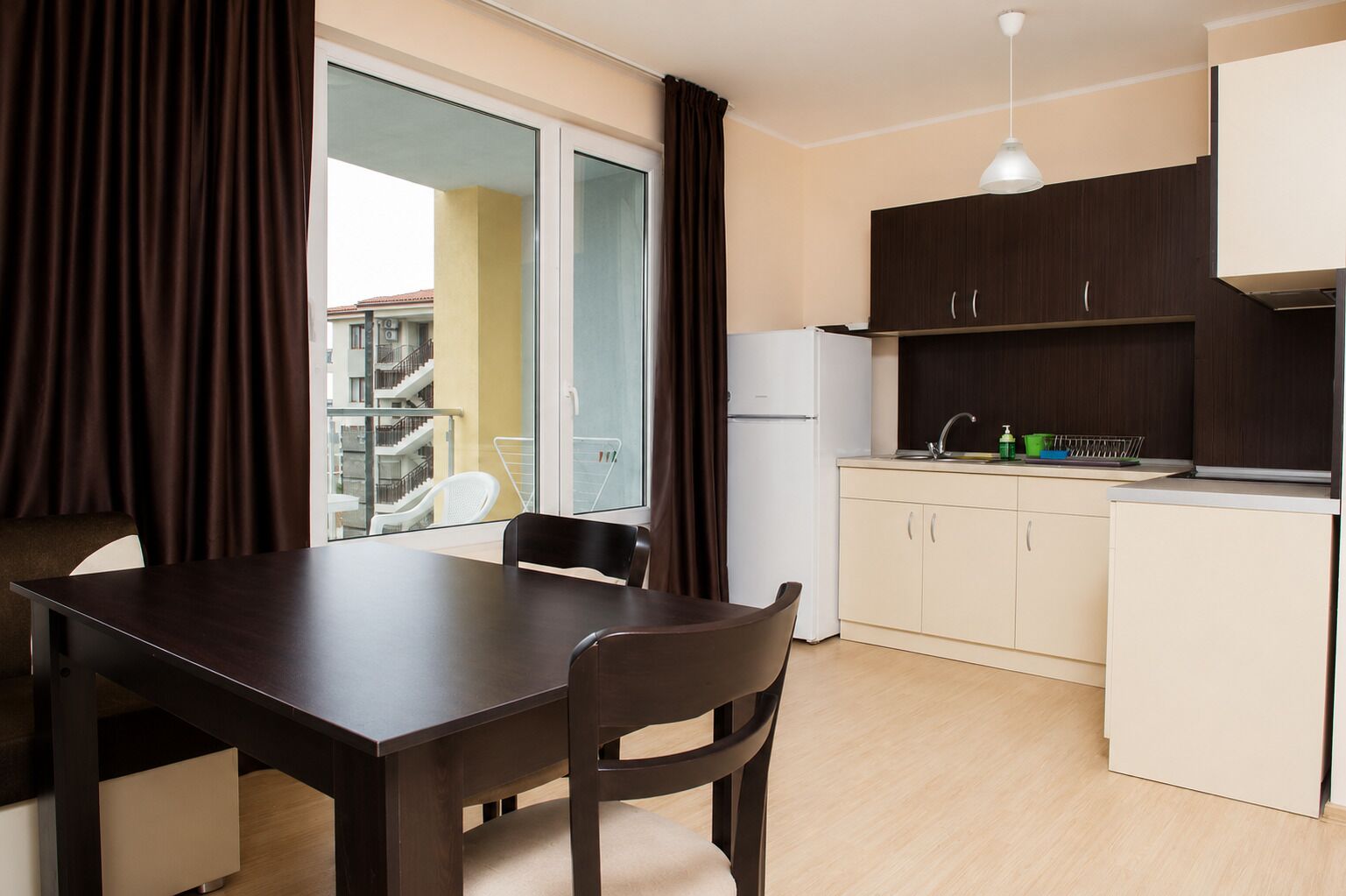 Comfort Studio | Private kitchen | Fridge, microwave, stovetop, cookware/dishes/utensils