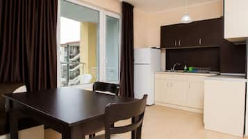 Comfort Studio | Private kitchen | Fridge, microwave, stovetop, cookware/dishes/utensils