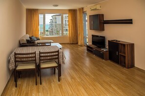 Classic-Apartment, 1 Schlafzimmer, Balkon | Wohnbereich