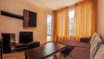 Appartement classique, 1 chambre, balcon | Aire de séjour | Téléviseur à écran plat de 35 po avec télévision par satellite