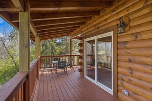 Outdoor dining - 3BR, Hot Tub, Covered Porch. (Sevierville)