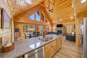 Interior - 3BR, Hot Tub, Covered Porch. (Sevierville)