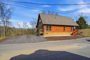 Exterior - 3BR, Hot Tub, Covered Porch. (Sevierville)