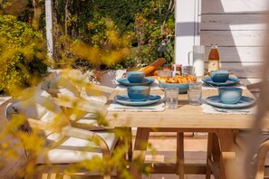 Outdoor dining - La Cabanette – Villa with pool and seaview (Tourrettes-sur-Loup)