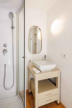 Shower, hair dryer, towels - La Cabanette – Villa with pool and seaview (Tourrettes-sur-Loup)