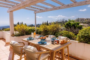 Outdoor dining - La Cabanette – Villa with pool and seaview (Tourrettes-sur-Loup)