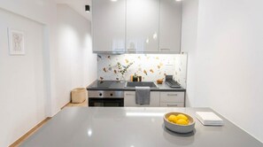 Refrigerador, horno, parrilla de estufa y cafetera y tetera 