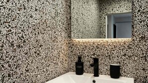 Shower, hair dryer, towels, shampoo - Modern Studio Suite in the centre of Thessaloniki (Thessaloniki)