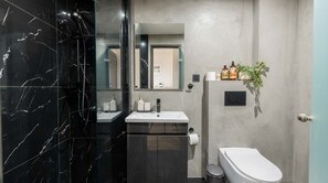 Shower, hair dryer, towels, shampoo - Trendy Studio Suite in Downtown Thessaloniki (Thessaloniki)