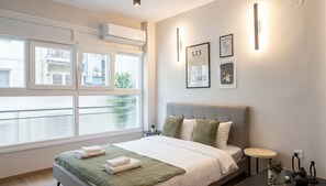 Tabla de planchar con plancha, wifi y ropa de cama 