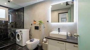 Shower, hair dryer, towels, shampoo - Modern Prime Location Apt in Thessaloniki Center (Thessaloniki)