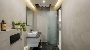 Shower, hair dryer, towels, shampoo - Modern Prime Location Apt in Thessaloniki Center (Thessaloniki)