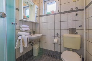 Shower, towels, soap, toilet paper - Beautiful apartment in a quiet residential area in Crikvenica (Crikvenica)