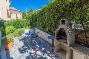 Outdoor dining - Beautiful apartment in a quiet residential area in Crikvenica (Crikvenica)