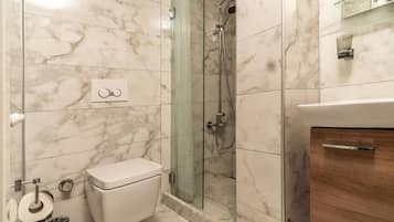 Exclusive Double Room, City View | Bathroom