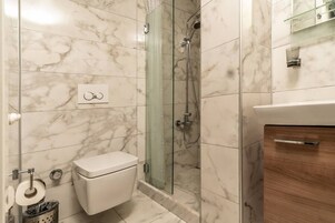 Exclusive Double Room, City View | Bathroom