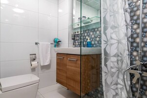 Habitación estándar con 2 camas individuales, vistas a la ciudad | Baño