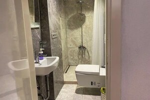 Quarto triplo standard | Banheiro