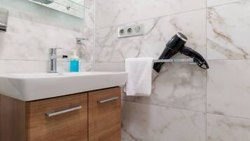 Dobbeltrom – exclusive, byutsikt | Bad